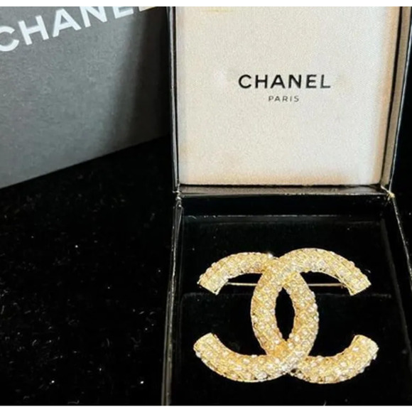 Chanel Gold and Crystal Interlocking CC Brooch Autumn/Pre-Fall 2022 (CCXX025) - Picture 3 of 5